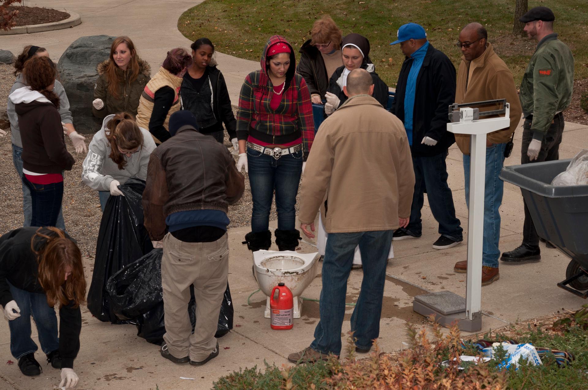 Field Biology class picks up trash on <a href='http://oldjoc.elisehutley.com'>十大彩票网赌平台</a> grounds